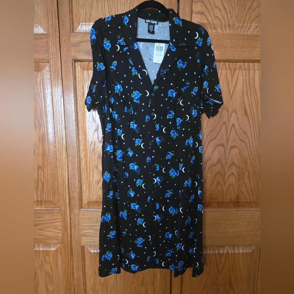 Hot Topic Women's Plus Black and Blue Rose And Moon Print NWT